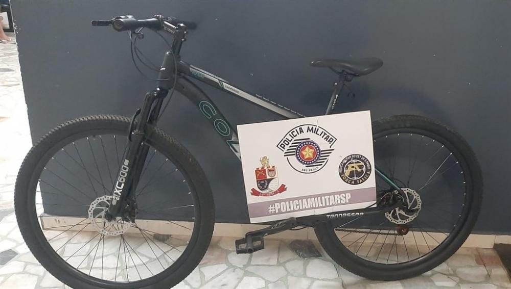 Bicicleta furtada é recuperada pela PM e suspeito de tráfico é preso