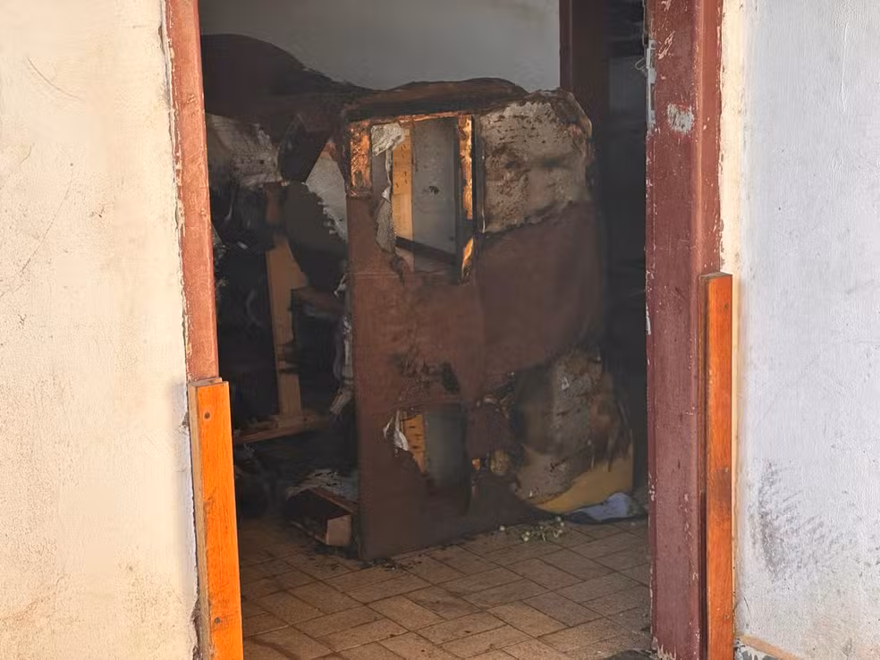 Homem tenta atear fogo na casa após esfaquear esposa