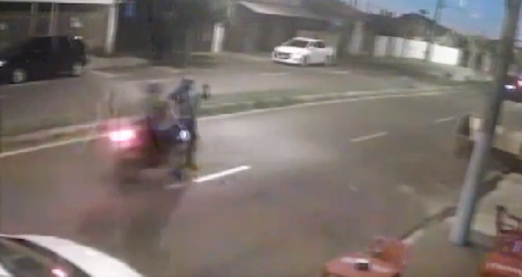 Aposentado morre ao ser atropelado por moto em alta velocidade 