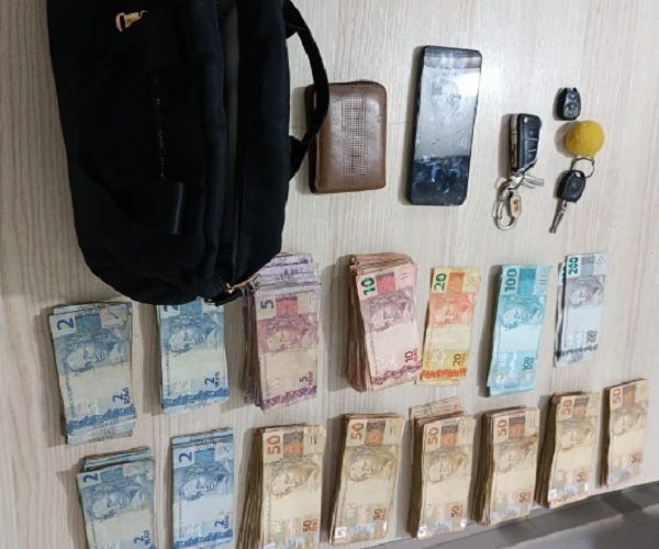 PM prende bandidos com malote de R$ 63,8 mil roubados em avenida