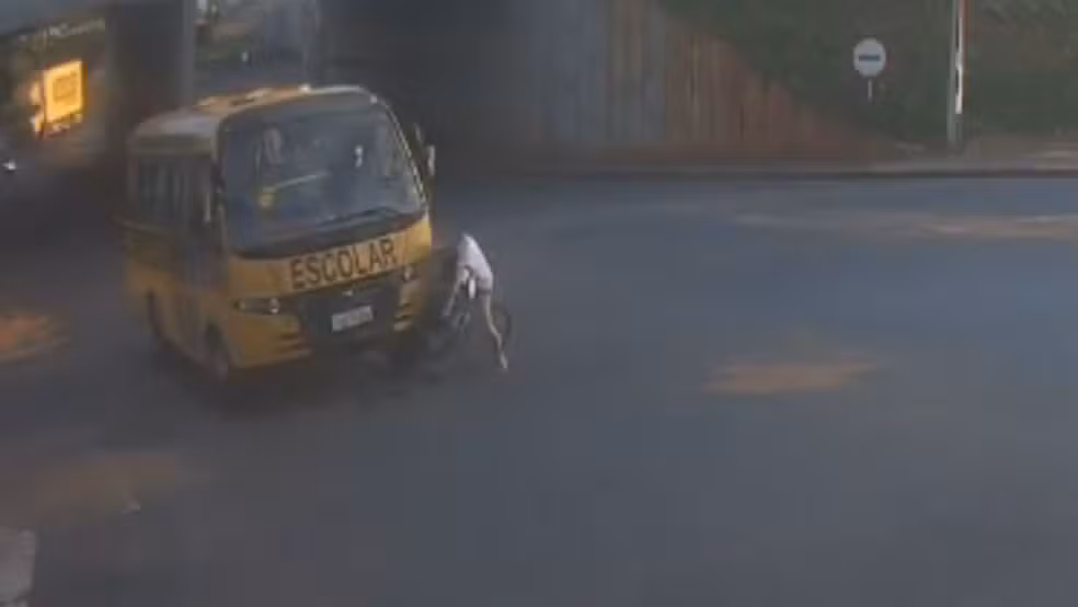 Jovem grávida e filho são atropelados por micro-ônibus escolar 