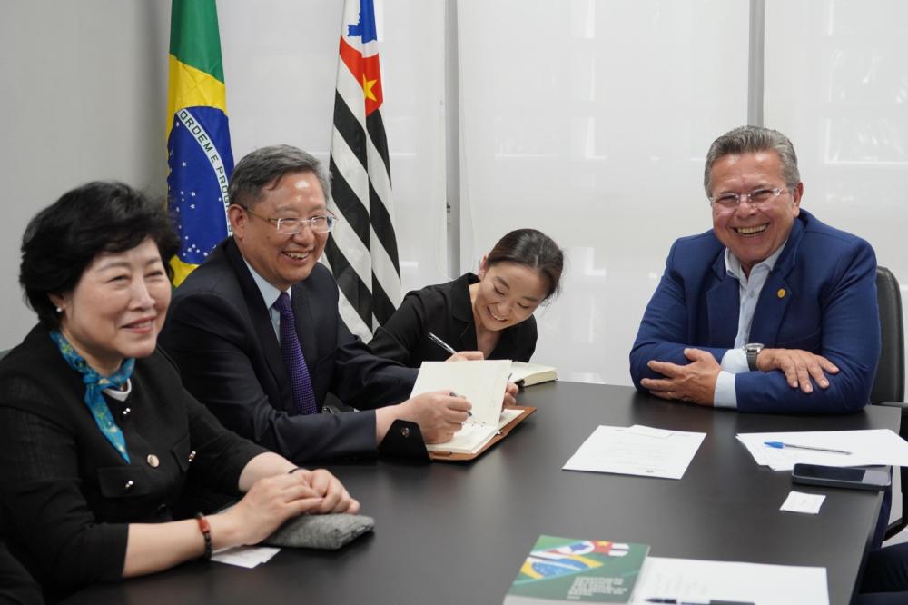 Deputado Carlão Pignatari recebe representantes de Congresso Popular da China