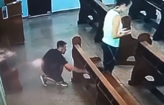 Câmera de monitoramento flagra furto durante missa em igreja católica
