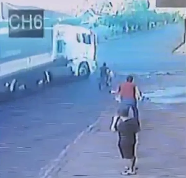 Comerciante vira ‘anjo da guarda’ e salva menino de atropelamento 