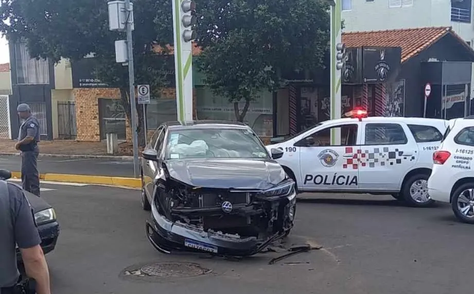 Colisão entre veículos dificulta trânsito em avenida de Fernandópolis