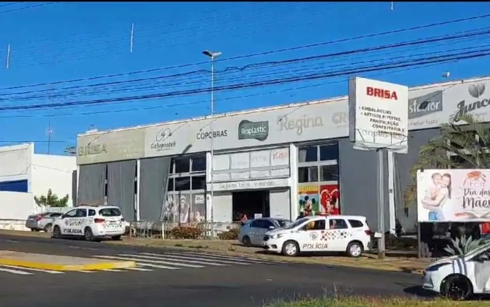 Colisão entre dois carros causa alvoroço em avenida de Fernandópolis