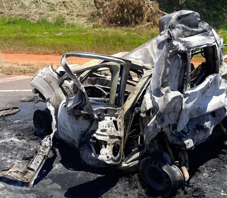 Motorista morre carbonizado em acidente