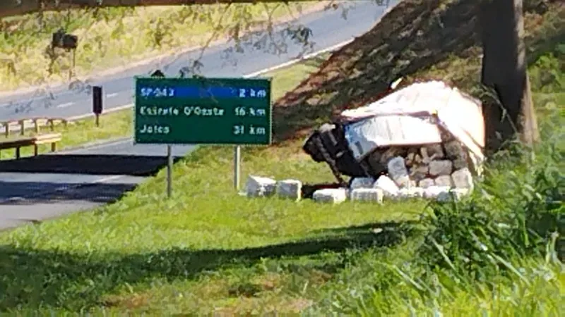 Caminhão carregado com açúcar despenca de marginal em Fernandópolis
