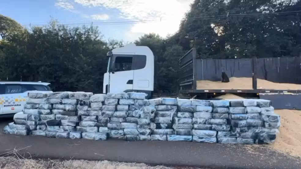 Polícia apreende quase 3 toneladas de maconha escondida junto a carga de soja 