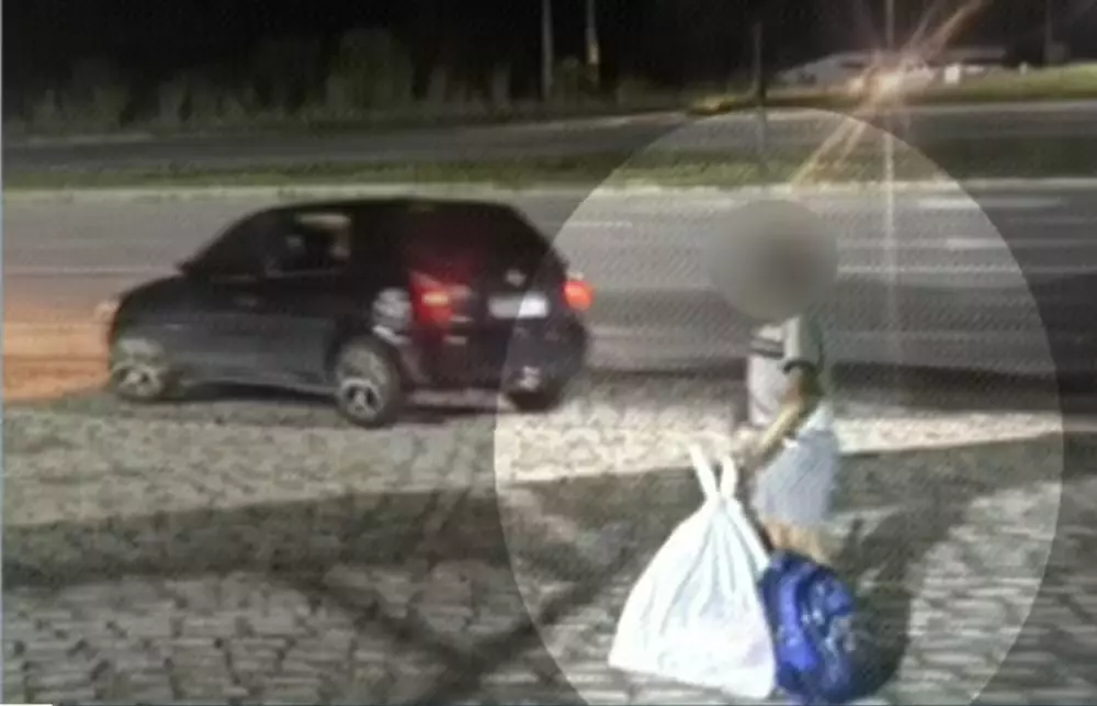 Pai e madrasta abandonam criança de 8 anos em estrada