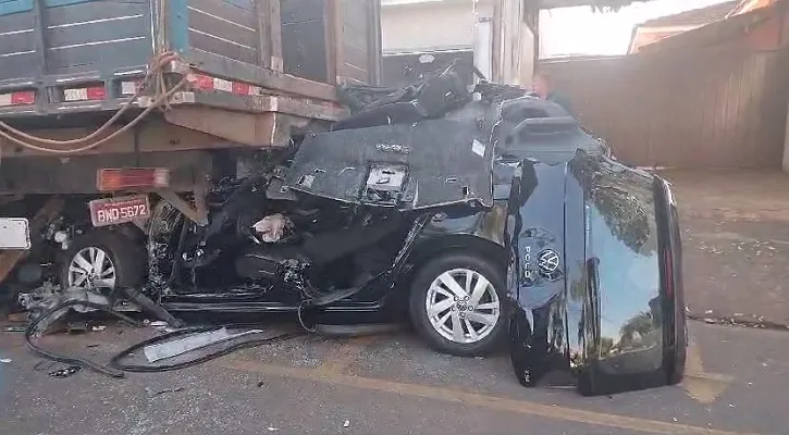 Motorista fica preso em ferragens após bater carro em avenida