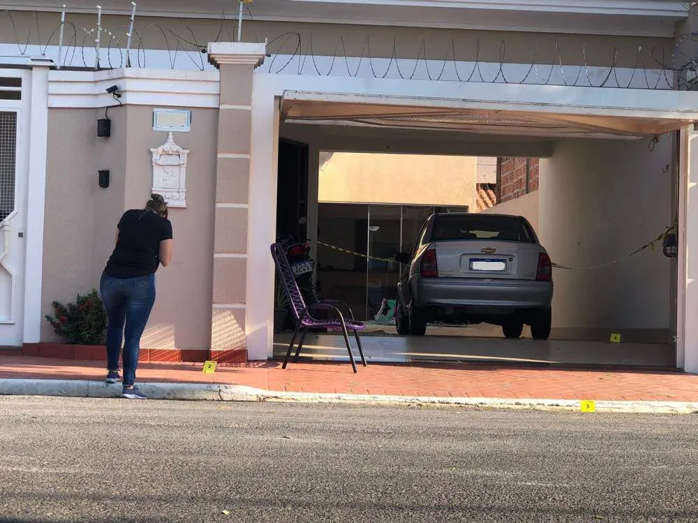 Homem é baleado duas vezes em garagem de residência