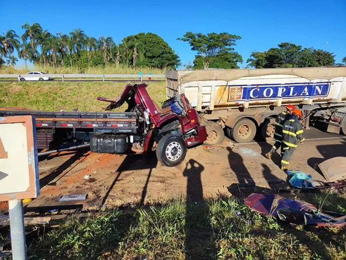 Motorista morre em colisão entre caminhões na SP-320 em Fernandópolis