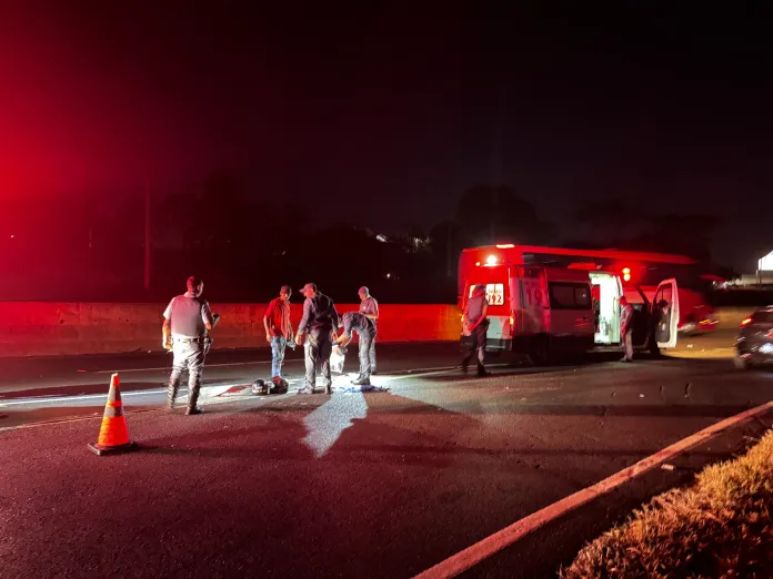 Motociclista fica ferido em acidente com carreta em Fernandópolis