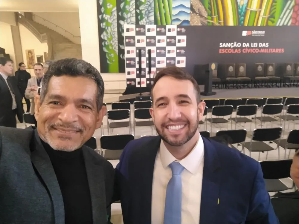 Cabo Santos participa da sanção da Lei das Escolas Cívico-Militares em São Paulo