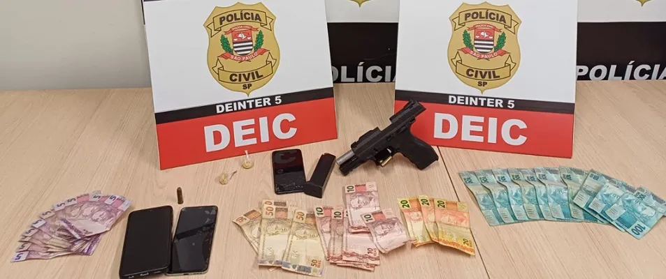Polícia Civil apreende armas, dinheiro e drogas em ponto de tráfico