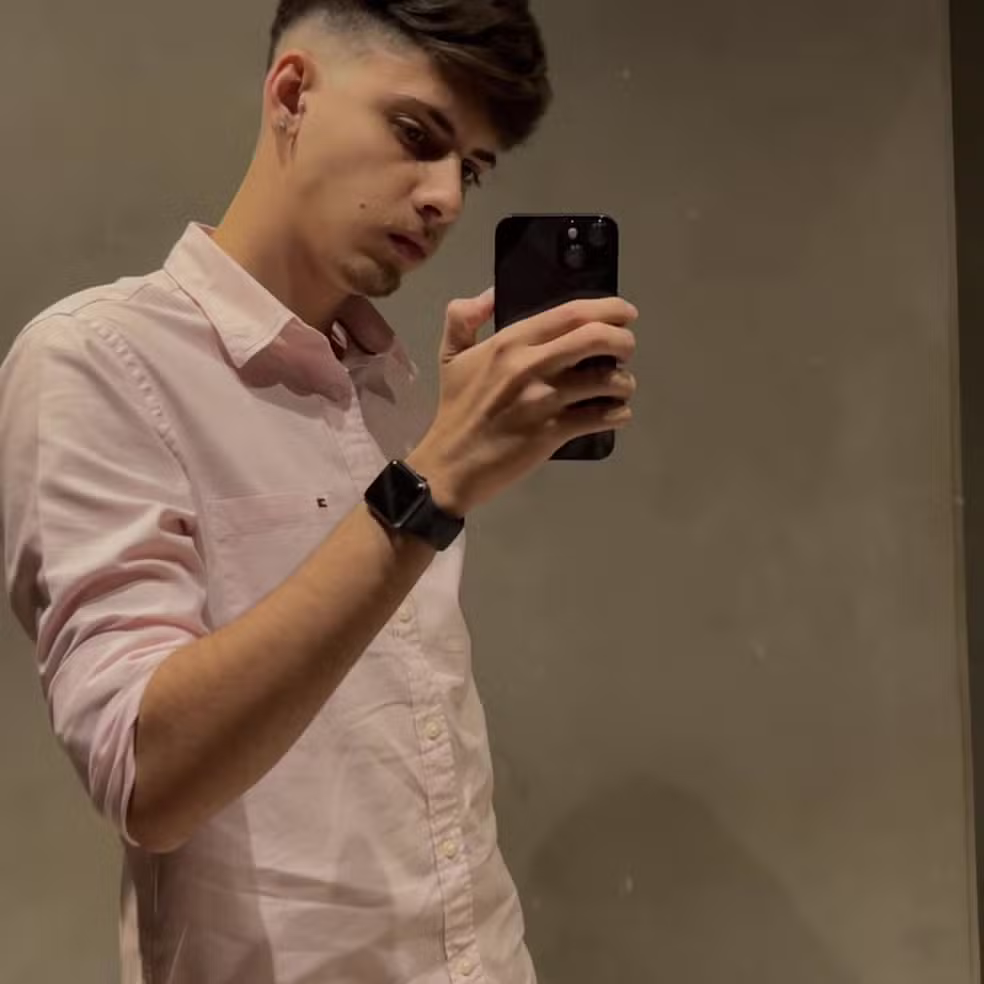 Motociclista de 19 anos morre após colisão com caminhão