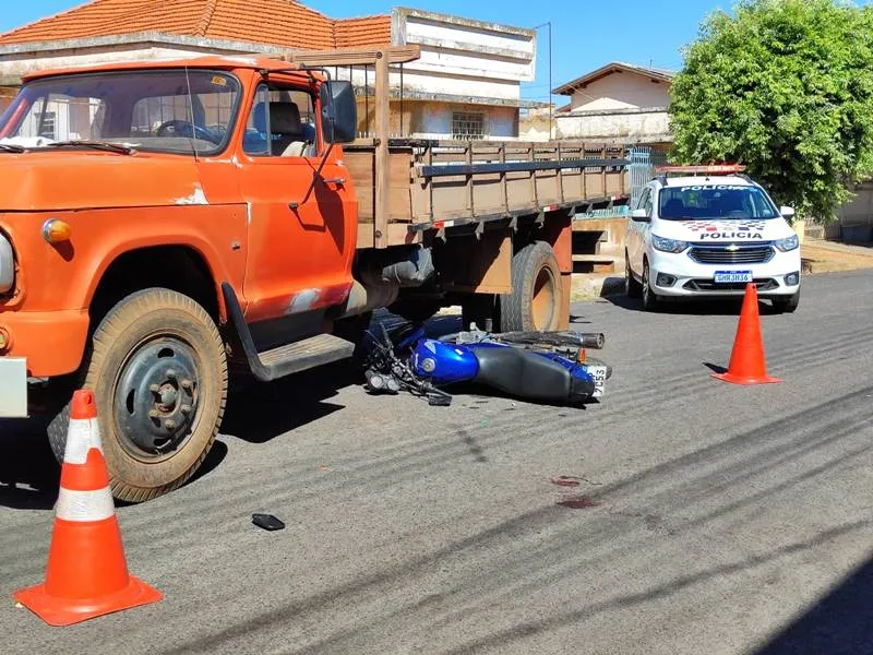 Motoqueiro fica ferido em colisão com caminhão em Fernandópolis