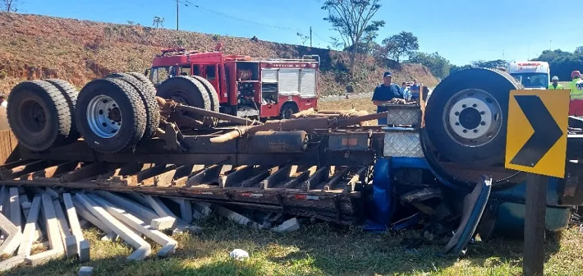 Caminhão capota em rodovia e motorista morre preso às ferragens