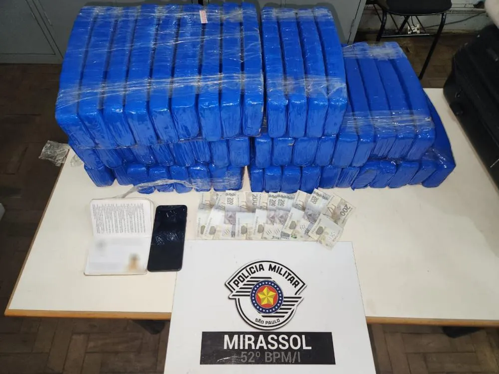 Jovem é presa com 50 tijolos de maconha em Mirassol