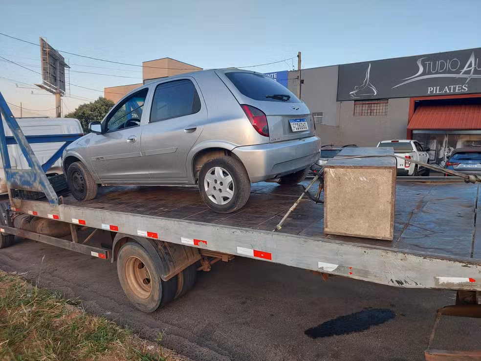 Cofre e carro são encontrados abandonados; polícia investiga