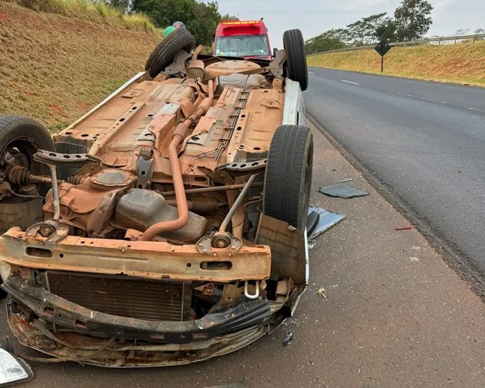Motorista sai ileso após capotamento na Euclides em Fernandópolis