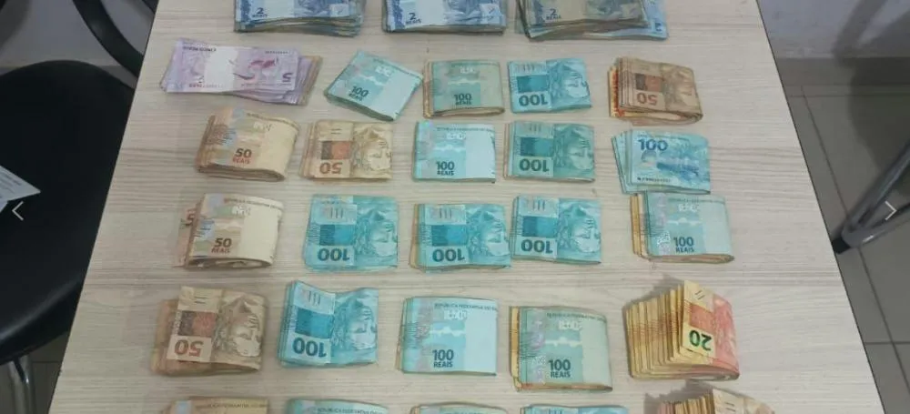 Casal é preso com mais de 5 quilos de cocaína e R$ 32 mil