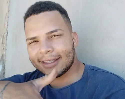 Jovem é morto com três tiros na frente da mãe