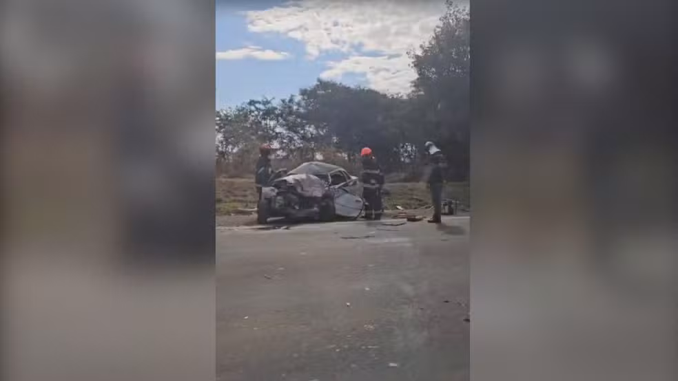 Homem morre em acidente após colisão frontal com caminhão