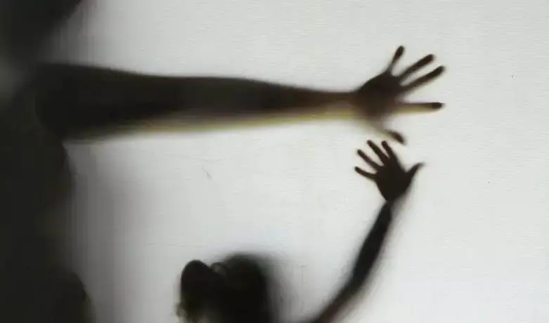 Menina de 4 anos é vítima de maus-tratos pela própria mãe