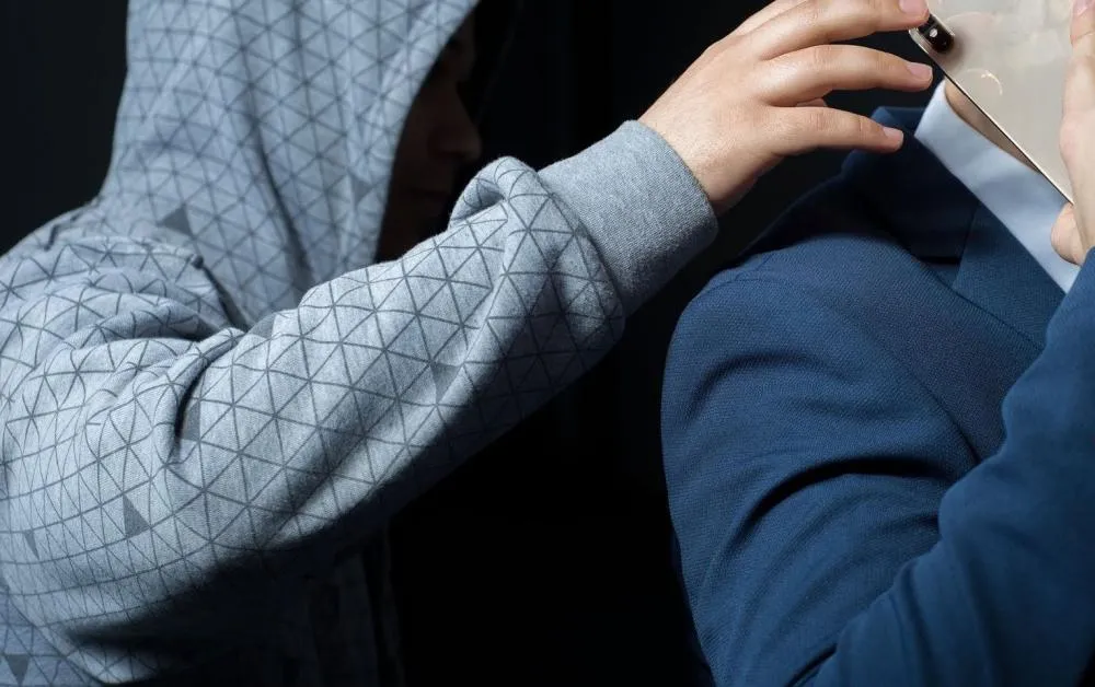 Mulher é roubada quando chegava em casa após o trabalho
