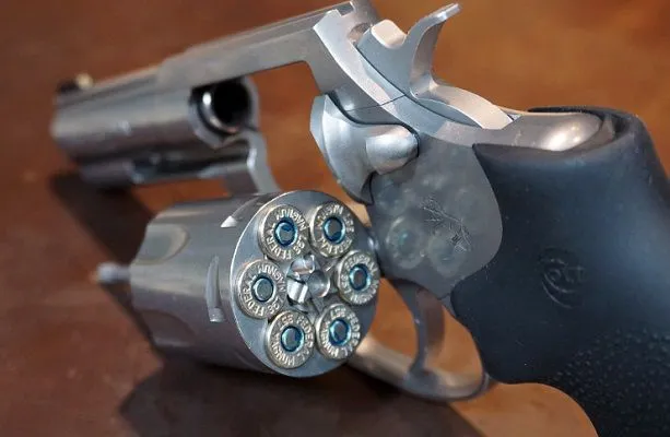 Homem é preso em flagrante com armas de uso restrito