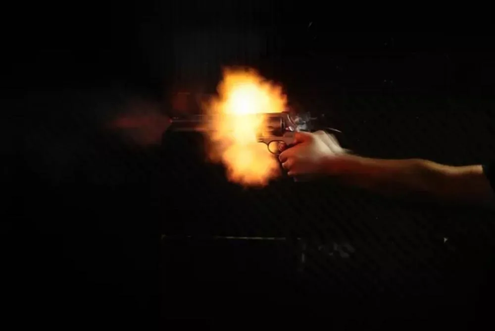 Homem atira contra casal durante madrugada e foge em seguida