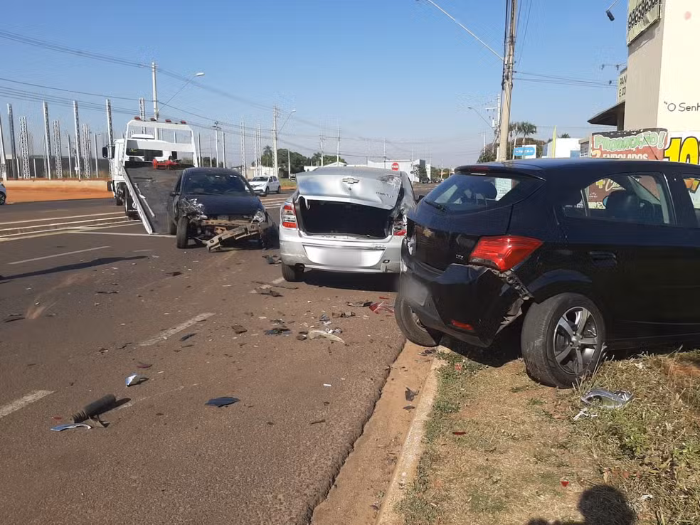 Motorista bêbado causa acidente e recusa teste do bafômetro