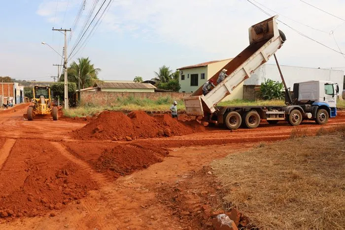 Prefeitura de Fernandópolis inicia obra de asfalto em ruas no Redentor