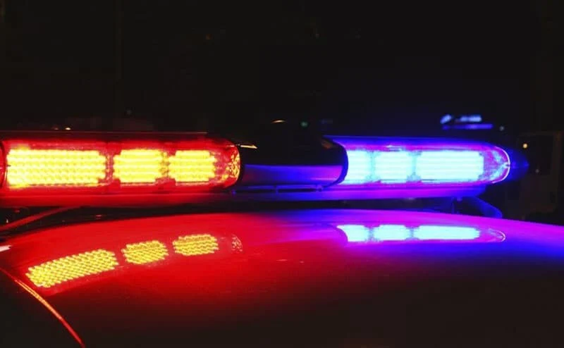 Motocicleta colide com carro e deixa adolescente com perna amputada