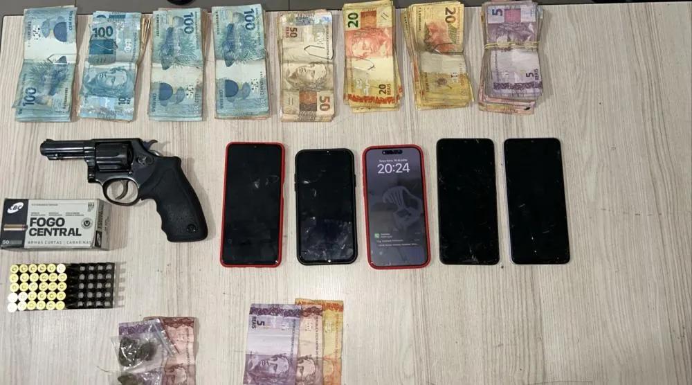 PM prende três e apreende menores por tráfico e mais de R$ 8 mil