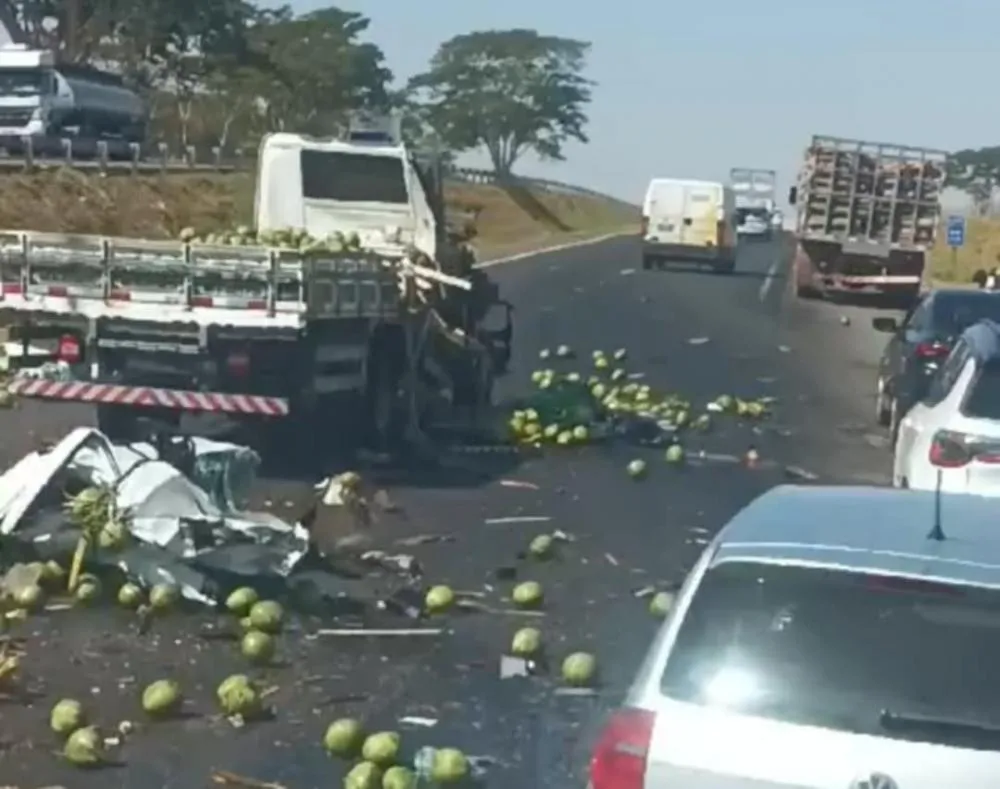 Caminhão colide na traseira de outro na Euclides da Cunha em Meridiano