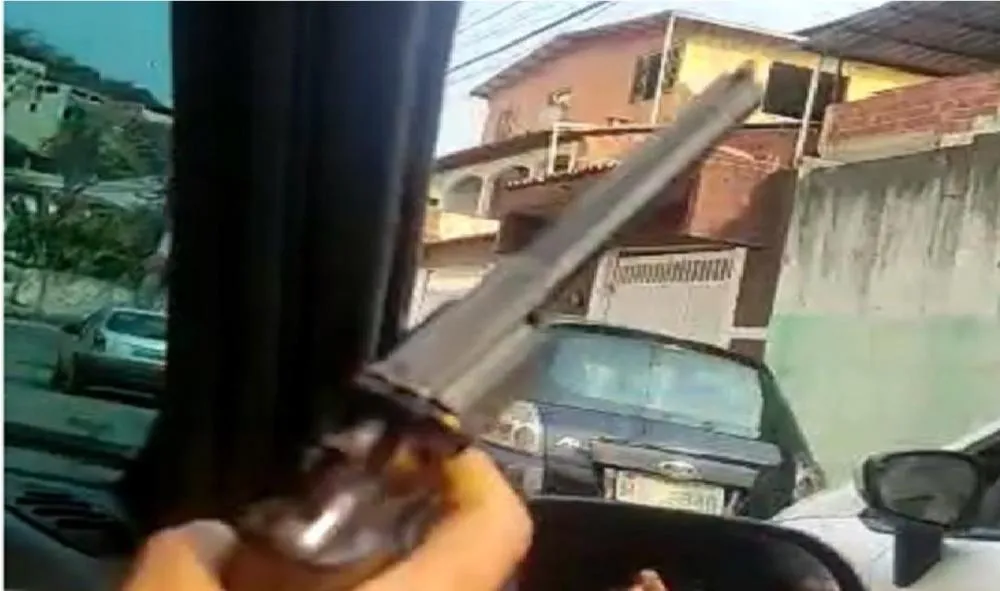 Jovem de 20 anos é atingido por tiros em frente a bar