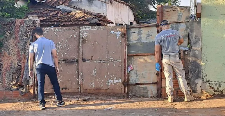 Corpo é encontrado enterrado em quintal de casa abandonada