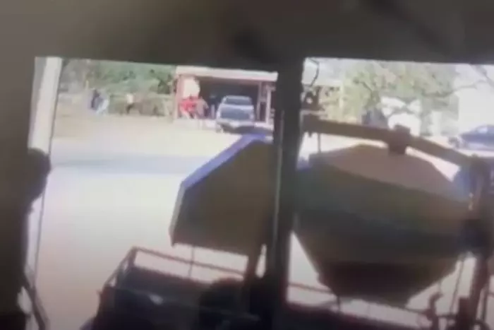 Mulher é morta a tiros por vizinha após briga por terreno