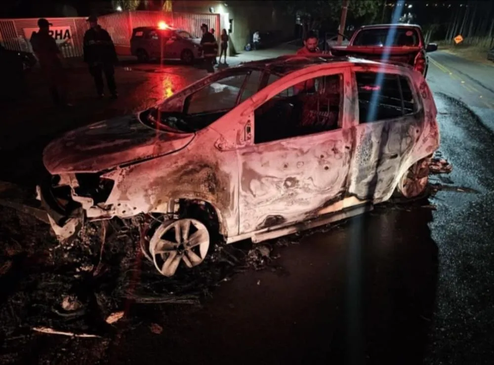 Motorista abandona veículo após colisão e carro incendeia em Urânia
