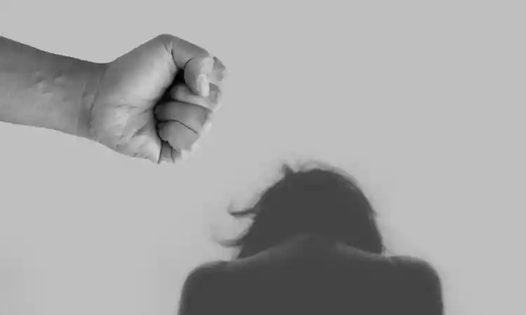 Homem é preso em flagrante por agredir esposa e filha