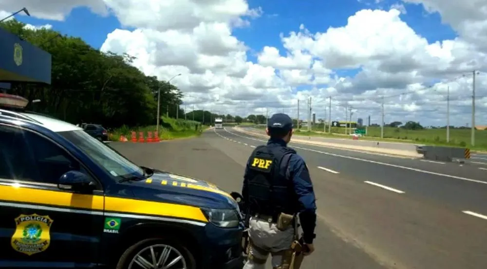 Homem morre após ser atropelado por carro ao tentar atravessar rodovia