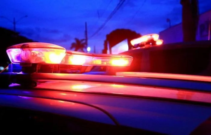 Jovem motociclista morre atropelado por ônibus