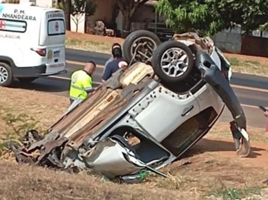Homem fica ferido após capotar veículo na Feliciano em Nhandeara