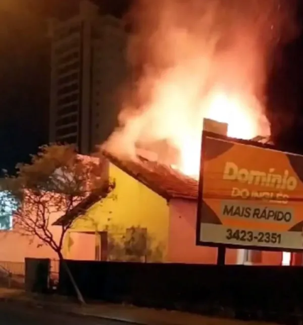 Residência fica destruída após incêndio em Votuporanga