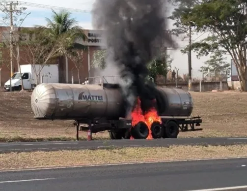 Carreta pega fogo na Euclides da Cunha em Fernandópolis