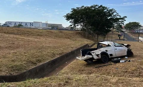 Motorista sofre acidente ao capotar veículo na Euclides da Cunha