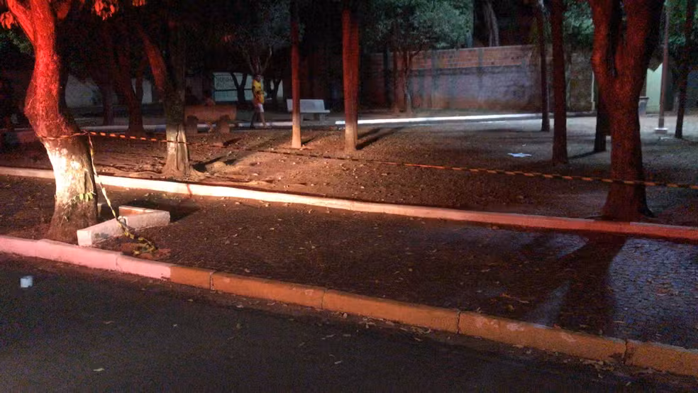 Jovem é baleado com ao menos seis tiros em praça pública